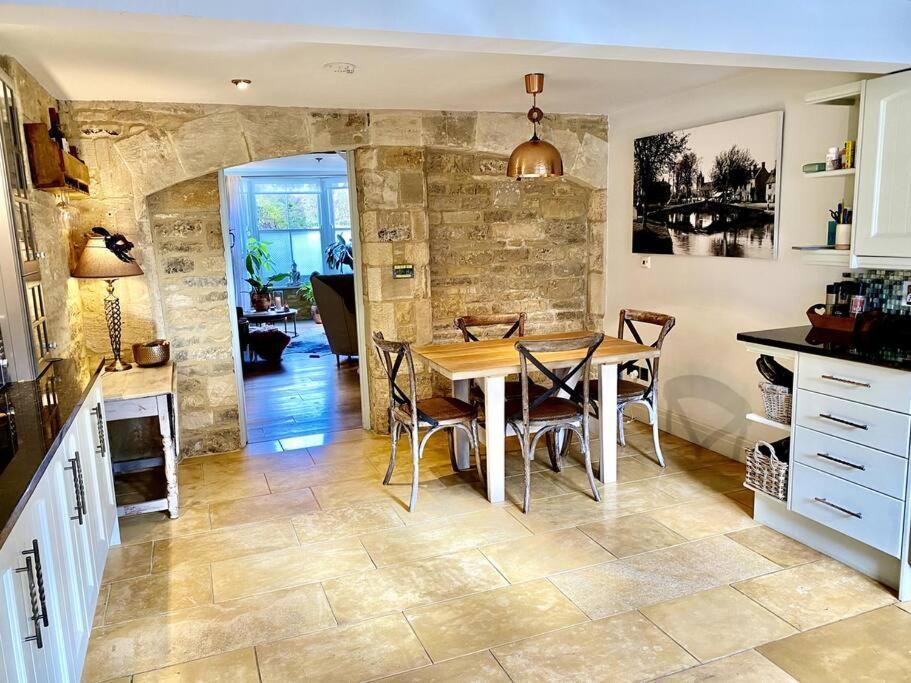 Historic Cotswold Chic Style For Uk Staycation Bourton-on-the-Water Exteriér fotografie